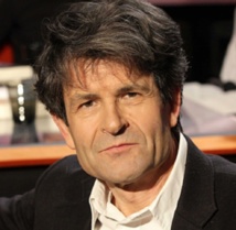 Lionel Duroy est l'écrivain qui en mis en mots les mémoires de Tarita Brando. Le livre sorti en 2005 a été réédité. . Lionel Duroy est l'écrivain qui en mis en mots les mémoires de Tarita Brando. Le livre sorti en 2005 a été réédité. .