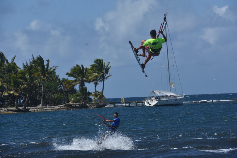 Après des semaines d'attente, la 2e édition de la Tahiti Big Air Contest a enfin pu être lancé, ce vendredi à Hitimahana. Et si les riders espéraient un vent plus présent, cela ne les a pas empêchés d'avoir de beaux tricks. Après des semaines d'attente, la 2e édition de la Tahiti Big Air Contest a enfin pu être lancé, ce vendredi à Hitimahana. Et si les riders espéraient un vent plus présent, cela ne les a pas empêchés d'avoir de beaux tricks.