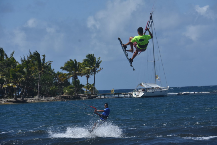 Après des semaines d'attente, la 2e édition de la Tahiti Big Air Contest a enfin pu être lancé, ce vendredi à Hitimahana. Et si les riders espéraient un vent plus présent, cela ne les a pas empêchés d'avoir de beaux tricks.