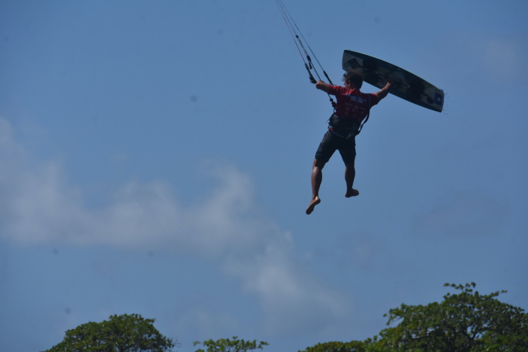 Raiarii Fadier sur un board-off très aérien. Raiarii Fadier sur un board-off très aérien.