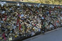 Sous le poids des "cadenas d'amour", le pont de Arts ploie Sous le poids des "cadenas d'amour", le pont de Arts ploie