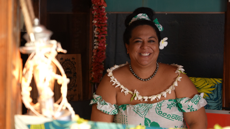 Hinatheya Kolombani, new presenter. A Tahiti ori teacher, influencer and cultural ambassador, she founded the Arioi Center in Papara in 2006. She is familiar with the tourism sector.