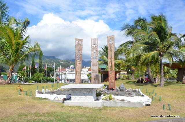 Le monument à la mémoire du premier essai nucléaire en Polynésie française, sur le remblai du front de mer de Papeete