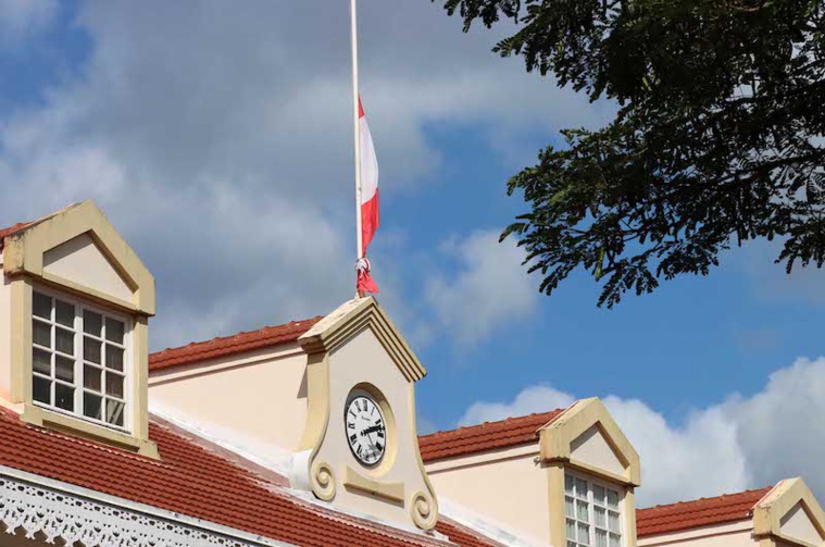 La reine honorée jusqu'au fenua La reine honorée jusqu'au fenua