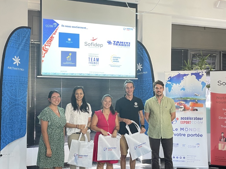 Les représentants des entreprises sélectionnées pour la promotion (au milieu de gauche à droite): Linda Temzi de Tahiti Candles, Vaimiti Vanel Tunoa de la Conserverie de Tahiti et Manutea Parent de la Distillerie Avatea Tahiti Les représentants des entreprises sélectionnées pour la promotion (au milieu de gauche à droite): Linda Temzi de Tahiti Candles, Vaimiti Vanel Tunoa de la Conserverie de Tahiti et Manutea Parent de la Distillerie Avatea Tahiti