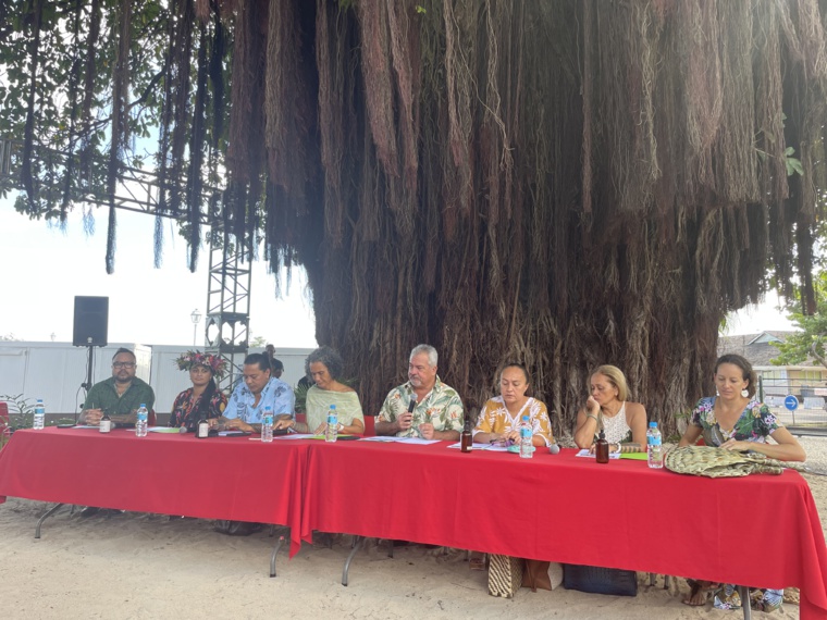 Le ministre de la Culture, Heremoana Maamaatuaiahutapu, entouré des représentants des partenaires participants de la 39ème édition des journées du Patrimoine