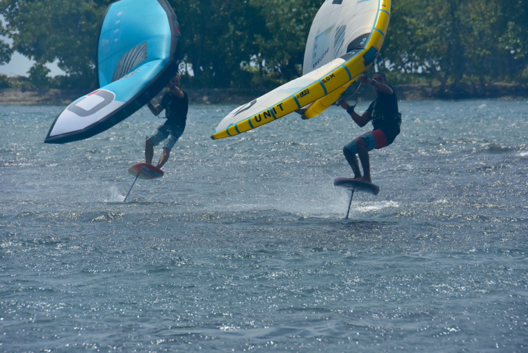 Un beau finish sur la course de wingfoil entre Théo Lhostis (à gauche) et Manutea Monnier.