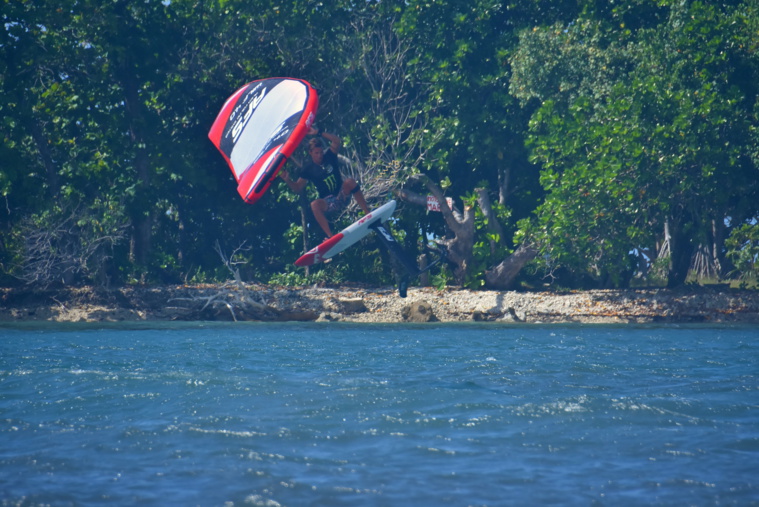 Une discipline spectaculaire avec le wingfoil freestyle. En action sur la photo Swan Habelt, deuxième de la finale qui a été dominée par Tukia Guyot. Une discipline spectaculaire avec le wingfoil freestyle. En action sur la photo Swan Habelt, deuxième de la finale qui a été dominée par Tukia Guyot.
