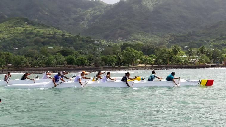 Les rameurs se sont affrontés sur 32,5km d'une course intense dans l'immense baie de Taiohae. Les rameurs se sont affrontés sur 32,5km d'une course intense dans l'immense baie de Taiohae.