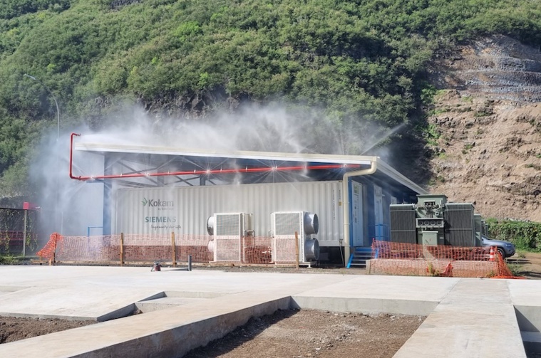 La batterie géante Putu Uira de la Punaruu, ici en test de "bouclier thermique par rideau d'eau" lors des essais de protection incendie.