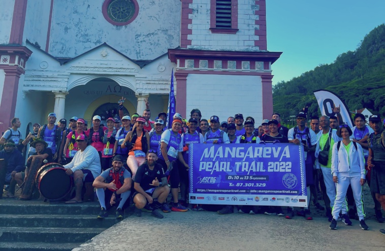 Le départ a été donné, dimanche matin, sur le parvis de la cathédrale de Rikitea. 110 coureurs étaient alignés pour cette troisième édition du Mangareva Pearl Trail.