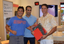 Patrick Moux (directeur général), Mourad Chabane (directeur technique) offrent un cadeau à Hitiura (vendeur) Patrick Moux (directeur général), Mourad Chabane (directeur technique) offrent un cadeau à Hitiura (vendeur)