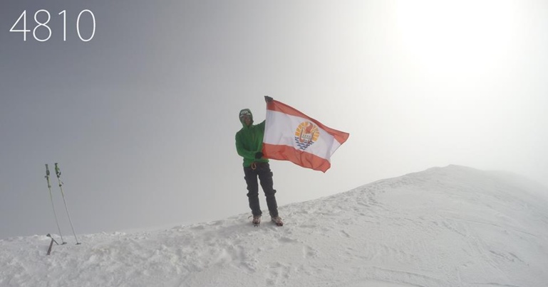Le drapeau polynésien flottant à 4810 mètres Le drapeau polynésien flottant à 4810 mètres