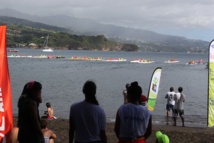 Le départ de la course de pirogue Le départ de la course de pirogue