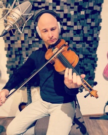 Cavalière est un violoniste hors pair. “Une très grosse pointure” selon Julien Jaffrès, leader des Nomades. Cavalière est un violoniste hors pair. “Une très grosse pointure” selon Julien Jaffrès, leader des Nomades.