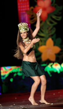 Natalie Louvat, 1er prix de la meilleure danseuse au Heiva i Tahiti 2022 avec le groupe Tamariki Poerani, lancera la deuxième partie de soirée avec sept danseuses. Crédit : Grégory Boissy. Natalie Louvat, 1er prix de la meilleure danseuse au Heiva i Tahiti 2022 avec le groupe Tamariki Poerani, lancera la deuxième partie de soirée avec sept danseuses. Crédit : Grégory Boissy.