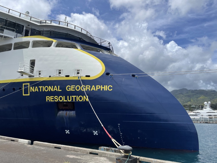 L'étrave inversée, appelée "Xbow", est une particularité du navire essentielle à la navigation en région polaire L'étrave inversée, appelée "Xbow", est une particularité du navire essentielle à la navigation en région polaire