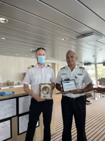 Le capitaine du navire, Sam Cook, et le commandant de port, Alphonse Kautai, lors du traditionnel échange de plaques Le capitaine du navire, Sam Cook, et le commandant de port, Alphonse Kautai, lors du traditionnel échange de plaques