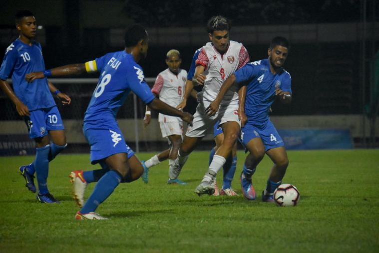 Le Centralien, Hiurai Vernaudon, et ses partenaires des 'Aito Taure'a ont manqué d'envie, jeudi soir, face aux Fidjiens.
