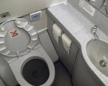 Il finit son vol New York-Hong Kong le doigt coincé dans la poubelle des WC
