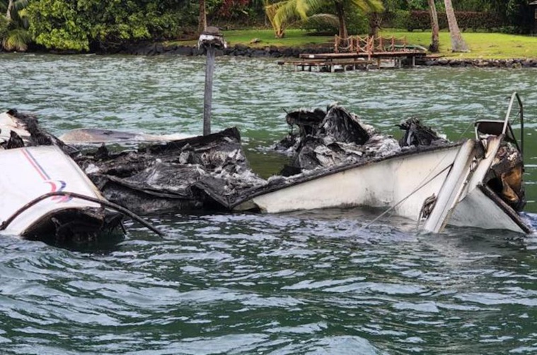 ​Un voilier part en fumée à Raiatea