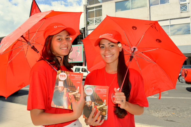Distribution de flyers des offres spéciales Vodafone Polynésie par de charmantes hôtesses.
