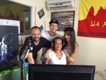 Au milieu, Tahia "tigresse", une des deux animatrices de Radio Marquises. Au milieu, Tahia "tigresse", une des deux animatrices de Radio Marquises.