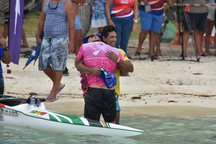 Tutearii Hoatua et Temoana Taputu sur la ligne d'arrivée à Ta'ahiamanu. Tutearii Hoatua et Temoana Taputu sur la ligne d'arrivée à Ta'ahiamanu.