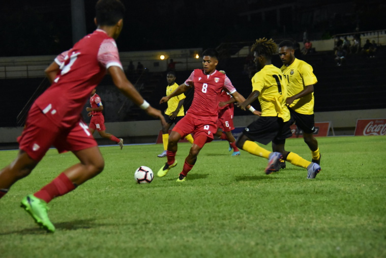 Tekaki Sangue et les 'Aito Taure'a ont été bousculés au milieu de terrain par de solide Ni-Vanuatu. Tekaki Sangue et les 'Aito Taure'a ont été bousculés au milieu de terrain par de solide Ni-Vanuatu.