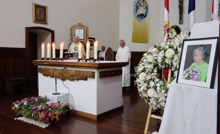 Une messe pour la reine Une messe pour la reine