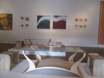 Deux tables basses entièrement fabriquées à partir de contre-plaqués. Ces dernières sont inspirées du fameux "tabouret de Homaī". Deux tables basses entièrement fabriquées à partir de contre-plaqués. Ces dernières sont inspirées du fameux "tabouret de Homaī".