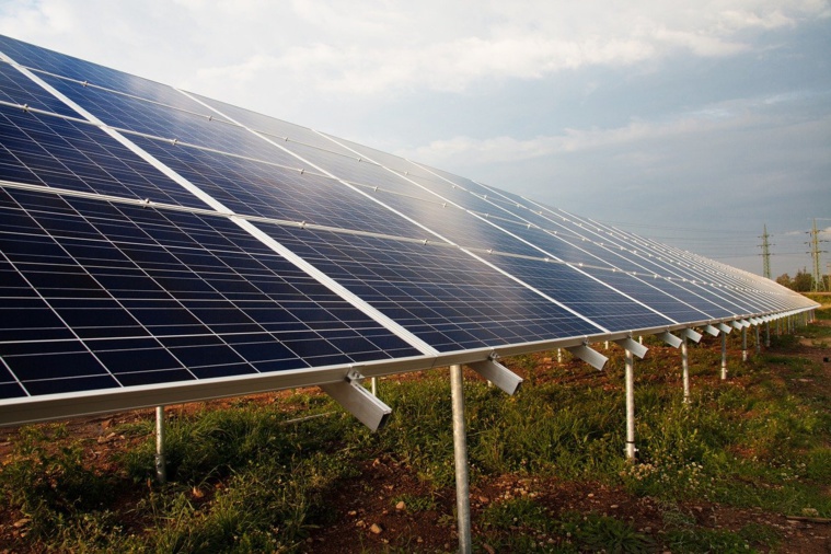 Énergie solaire : bords de routes, voies ferrées, et certaines terres agricoles seront sollicités