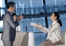 Japon: présentation de deux robots androïdes plus vrais que nature.