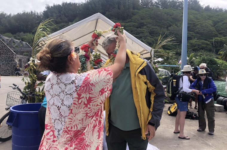 Le National Geographic Resolution en escale à Rikitea Le National Geographic Resolution en escale à Rikitea