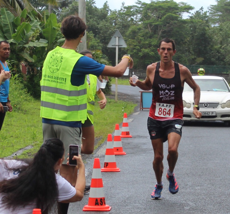 Damien Troquenet a survolé le Championnat de Polynésie de semi-marathon et a fait coup double en réalisant le minima sur la distance pour les Jeux du Pacifique 2023 aux Salomon.