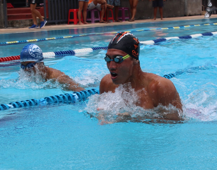Maraai Ellis (au premier plan) s’est imposé en finale du 50 m brasse face à Tamatoa Jordan sur le sprint 25 mètres.