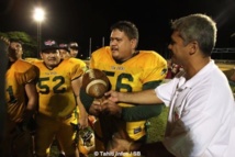Johann remet le trophée Johann remet le trophée