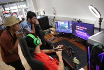 La solidarité était le mot d'ordre de cet événement. En attendant leur tour, des streameurs encourageaient leurs collègues et tentaient de dynamiser leurs live. La solidarité était le mot d'ordre de cet événement. En attendant leur tour, des streameurs encourageaient leurs collègues et tentaient de dynamiser leurs live.