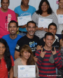 Jerry entouré des jeunes volontaires de la Earth Hour