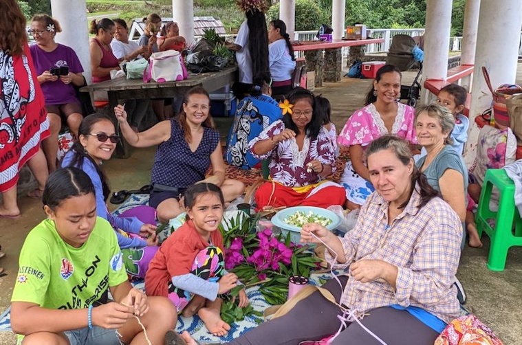 La confection de couronnes fleuries et kumuhei. La confection de couronnes fleuries et kumuhei.
