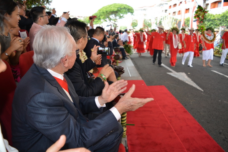 Le président Gaston Flosse accueillant la délégation des artisans polynésiens, avec à leur tête Marcel Tuihani, le ministre du logement et de l'artisanat.