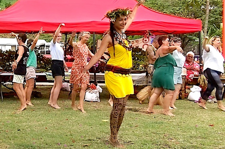 Marie-Rosalie a initié les visiteuses à l’art de la danse de l’oiseau. Marie-Rosalie a initié les visiteuses à l’art de la danse de l’oiseau.