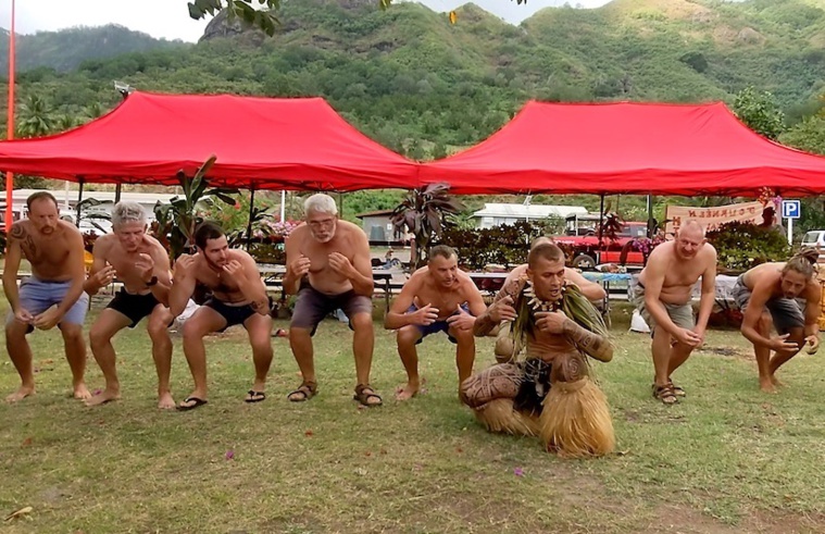 Les touristes se sont prêtés à la réalisation d’un maha’u purement marquisien avec William, membre du groupe de danse Manahaka.