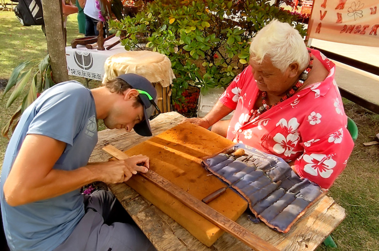 Initiation à l’utilisation des gouges de sculpteurs avec Pierrot. Initiation à l’utilisation des gouges de sculpteurs avec Pierrot.