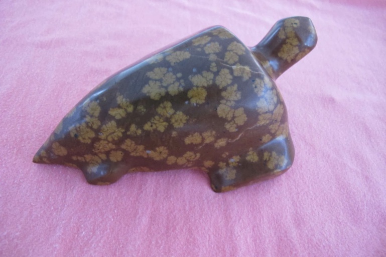 Exemple de produits conçus avec une pierre fleurie, une tortue. Photo : le blog de l'océanien