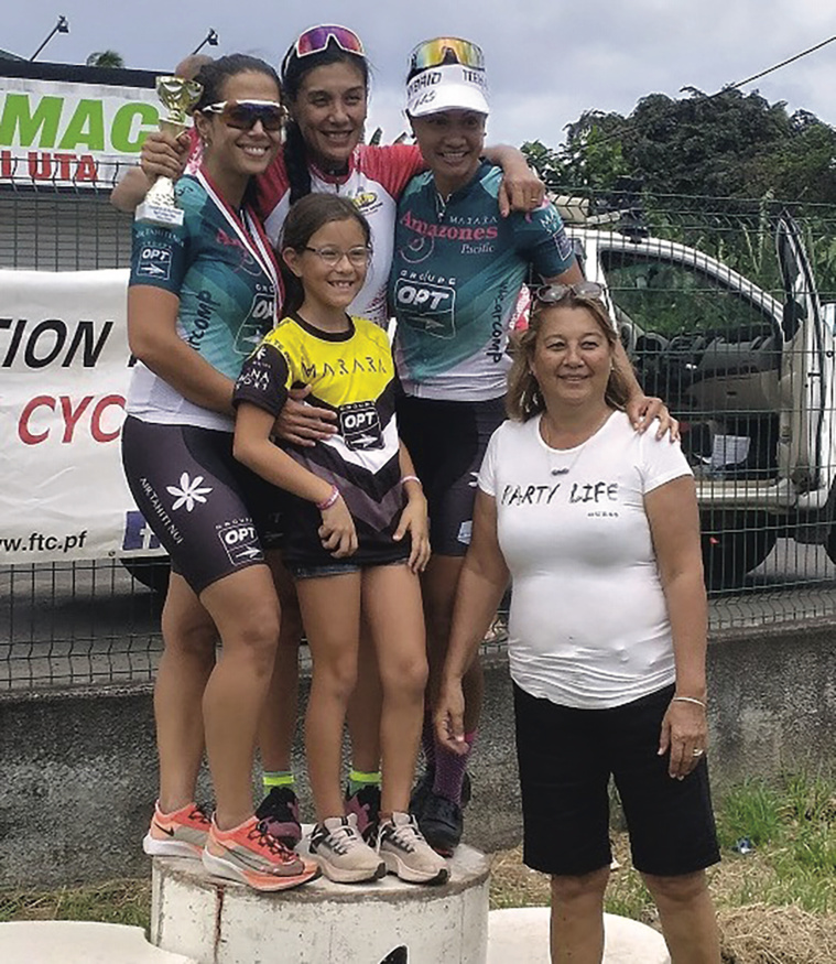 Le podium féminin PCO avec Kylie Crawford (au centre), Tekau Hapairai (à gauche) et Joy Crawford (à droite). Ces dames seront à l’honneur en fin de semaine avec le Tour des Amazones.