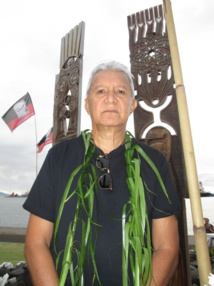 Roland Oldham, président de l'association Moruroa 'e tātou devant les deux "unu" du souvenir. Roland Oldham, président de l'association Moruroa 'e tātou devant les deux "unu" du souvenir.