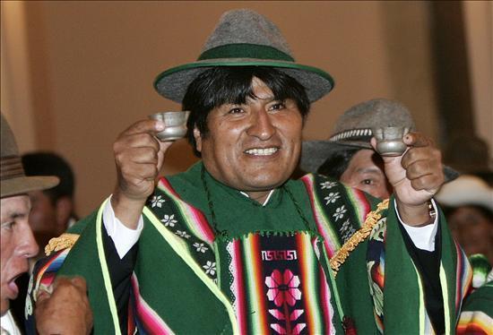 Evo Morales dit s'être soigné en buvant sa propre urine