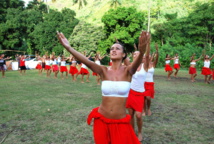 Des danseuses de toute beauté pour rendre hommage aux navigateurs polynésiens. Photo : Frédéric Cibard / CAPF