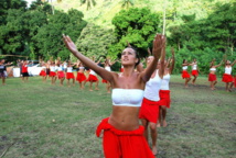 Des danseuses de toute beauté pour rendre hommage aux navigateurs polynésiens. Photo : Frédéric Cibard / CAPF Des danseuses de toute beauté pour rendre hommage aux navigateurs polynésiens. Photo : Frédéric Cibard / CAPF